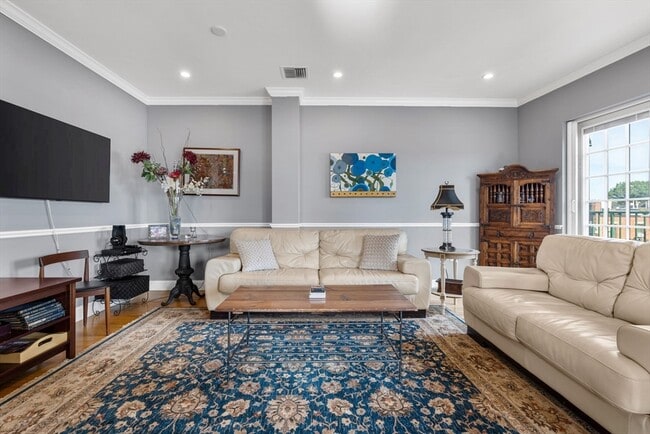 Building Photo - 10 Vernon St Unit PH 2