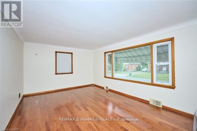 Photo - 6299 Murray St