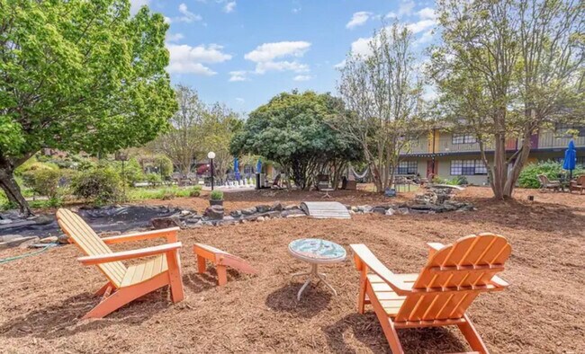 Zona de estar al aire libre - 807 W Trinity Ave Unidad Furnished Condo