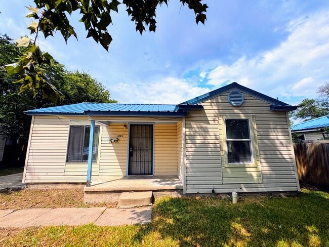 Photo - 1203 E Avenue G House