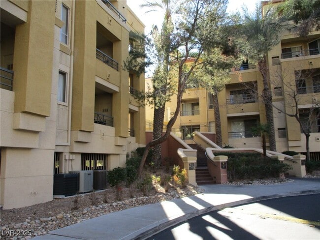 Building Photo - 270 E Flamingo Rd Unit 108