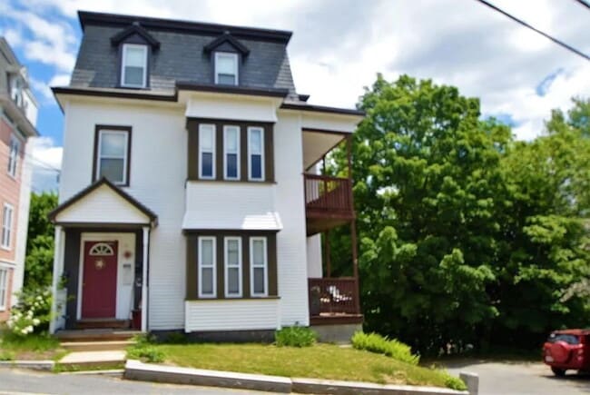 Building Photo - Get settled immediately in this great Fitc... Unit 2