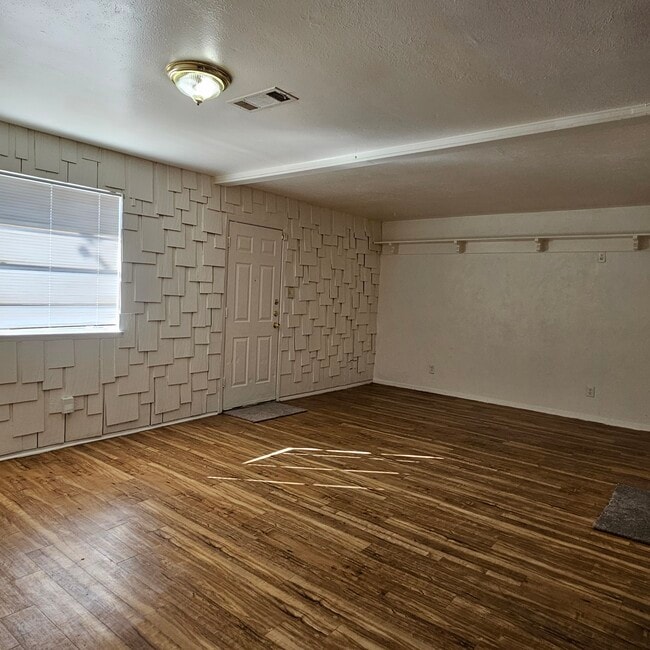 Photo - 534 Holly Ln