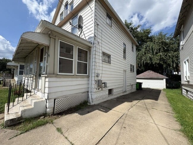 1059 Wooster Rd W