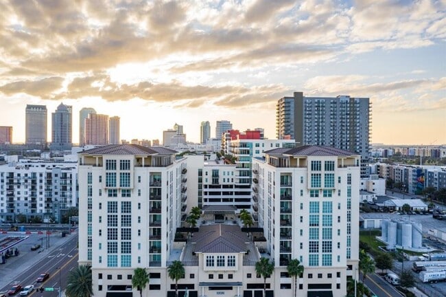 Building Photo - 1227 E Madison St Unit 902