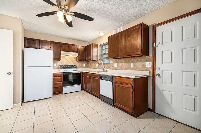 Photo - 200 NE Woods Chapel Rd