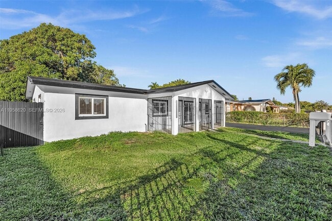 Photo - 560 Perviz Ave