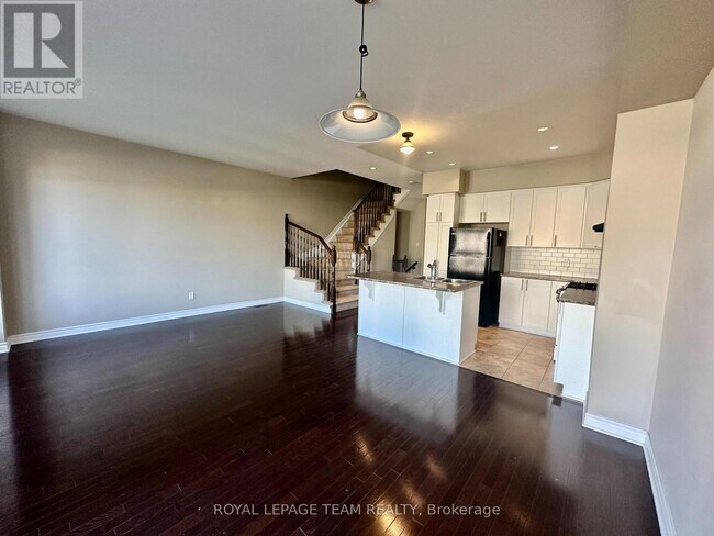 Photo - 940 Cobble Hill Dr