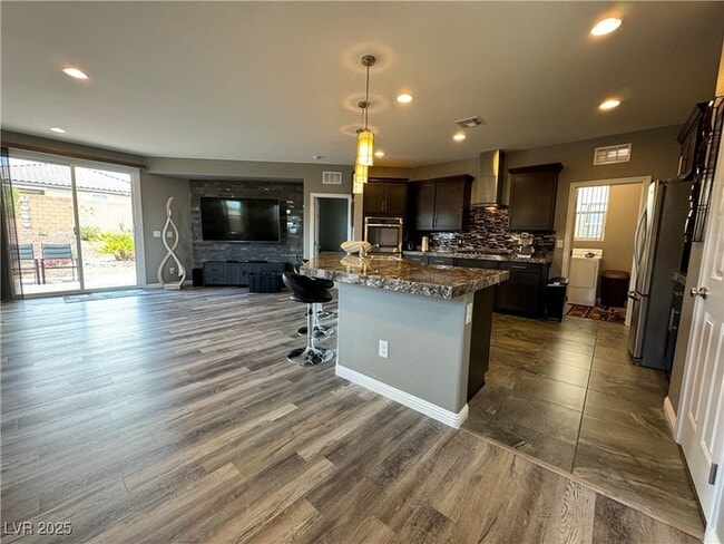 Photo - 745 Shiva St