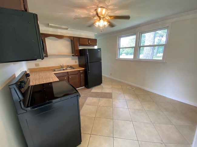 Photo - 3 Bedroom Pet Friendly Home For Rent!