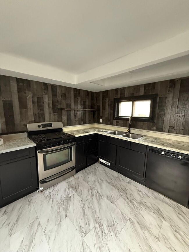 Building Photo - 3bd Single Broadway/Fleet Area Vouchers Only