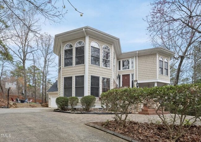 Building Photo - Spacious & Serene 5+ Bedroom Home in Sough...