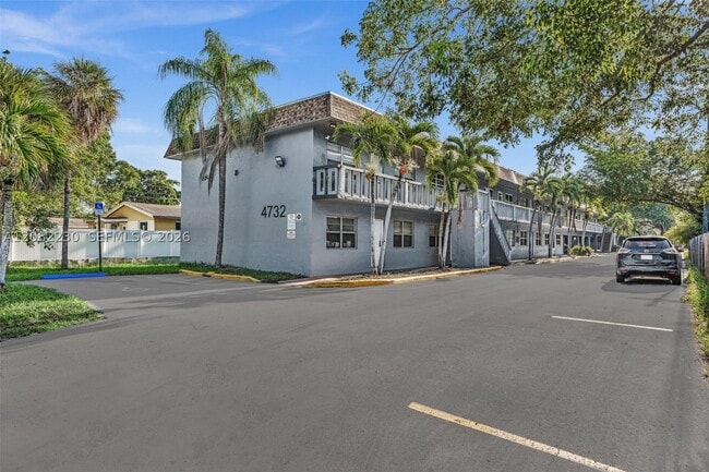Building Photo - 4732 SW 33rd Ave Unit 203