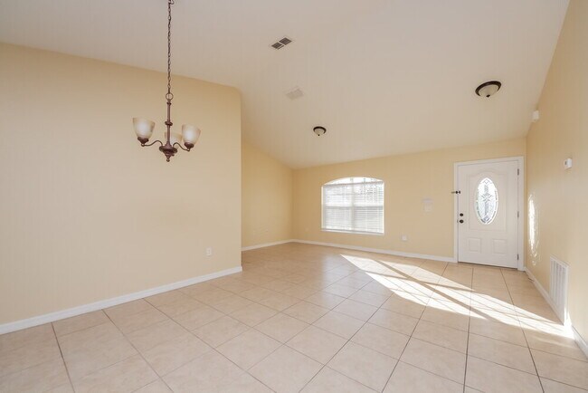 Photo - 905 Derbyshire Dr