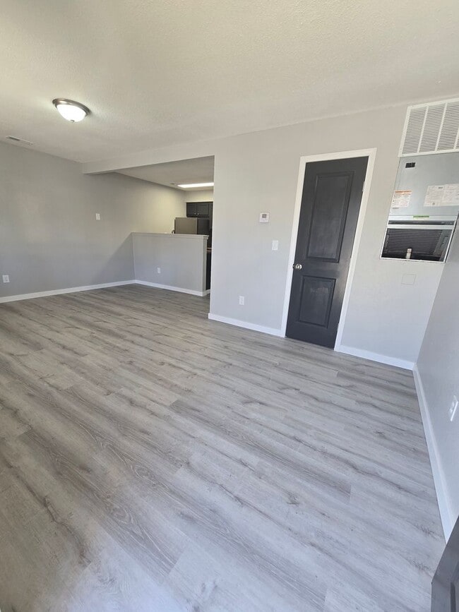 Building Photo - 2 Bedroom , 1 Bathroom Apartment! Unit 33 Osage Ridge Rd #1