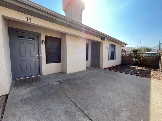 Building Photo - AVAILABLE NOW - 2 BEDROOM 2 BATH TOWNHOME ...
