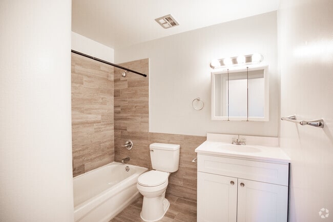 1 BR, 1 BA - 806 SQFT