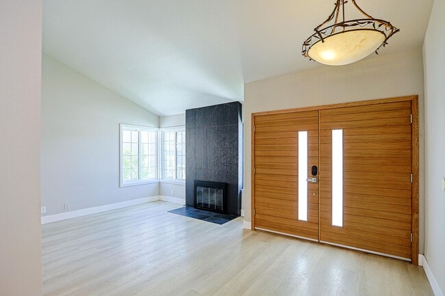 Photo - Luxury Fully Remodeled 4 Bed + 1 den / 4 Bath Home Near Mile Square Park – Approx. 2,500 Sq. Ft.