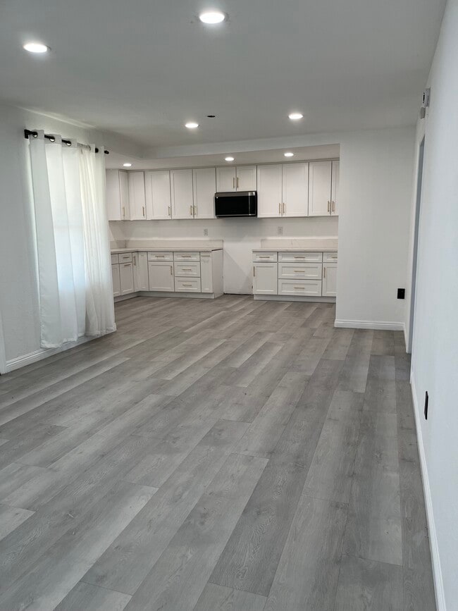 Photo - 398 N Canby St