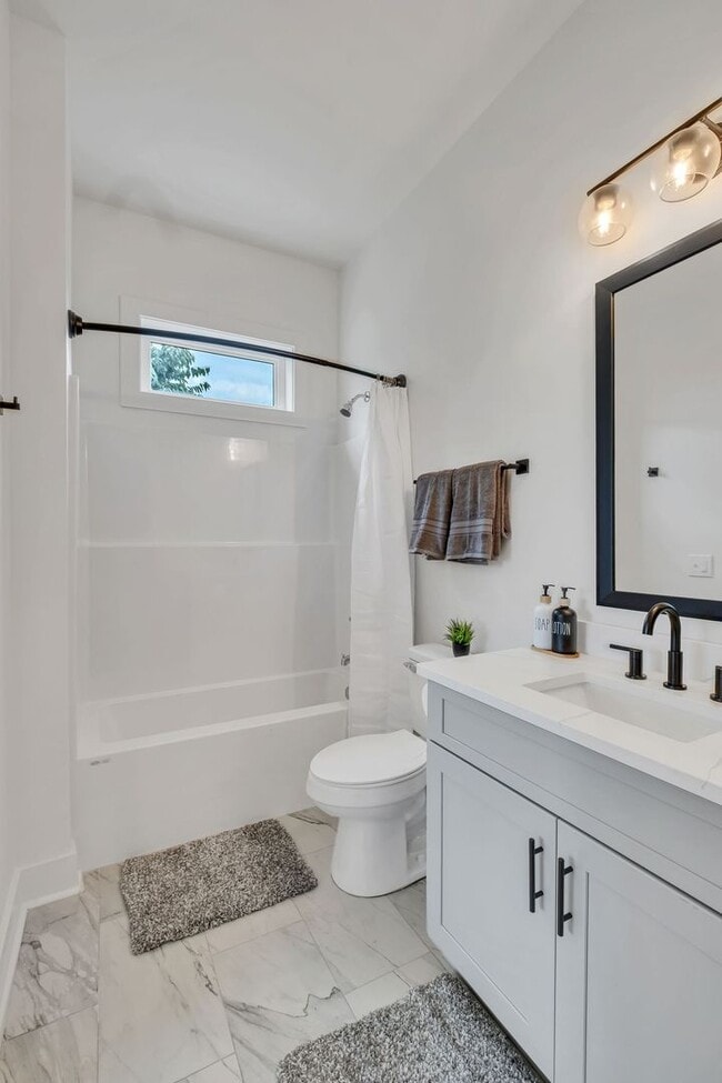 Photo - $1250 ALL-INCLUSIVE!! Stylish Co-Housing Minutes from DWTN! Unit 101