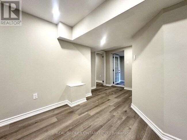 Photo - 60 Steepleview Crescent