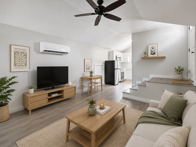 Building Photo - 5839 Goliad Ave Unit Carriage House Apartment
