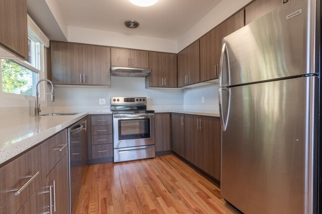 Building Photo - 6112-6116-6116 SE Center St Unit 6112