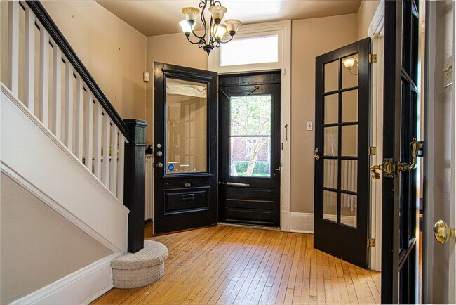 Photo - 300-302 Frontenac St