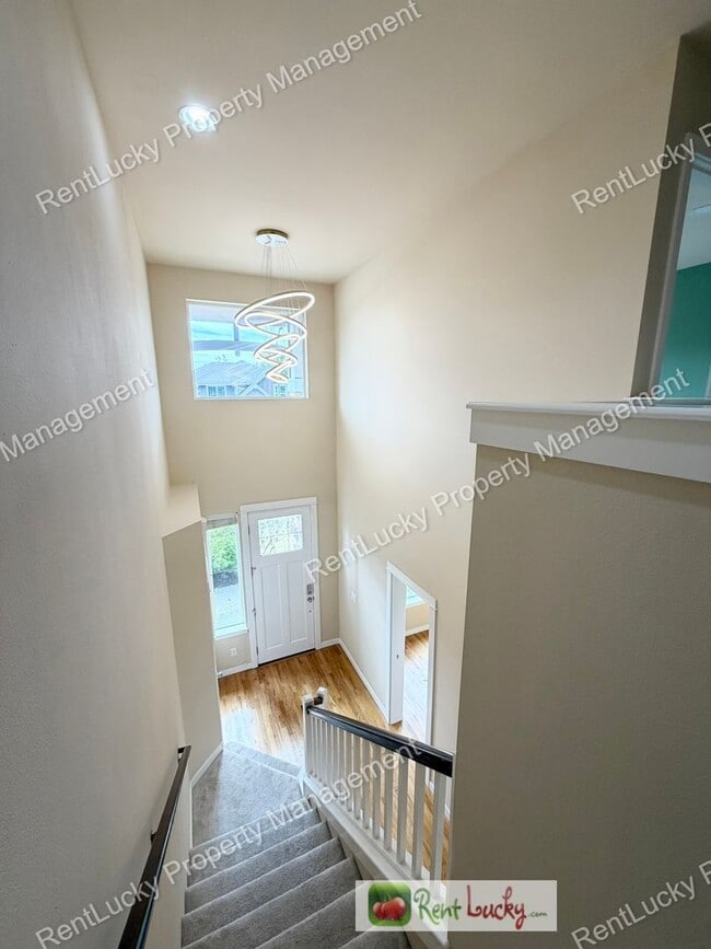 Photo - GREAT 5 Bedroom Home in Bothell with Smart Lights and Beautiful Family Room!