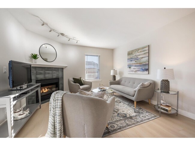 Photo - 15458-15110 110 Ave