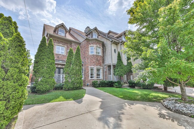 Building Photo - Perfect Brownstone in Sylvan Park near Wes... Rental