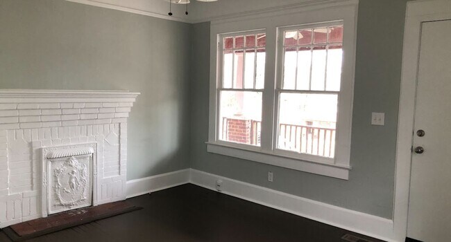 Photo - 906 Queen St