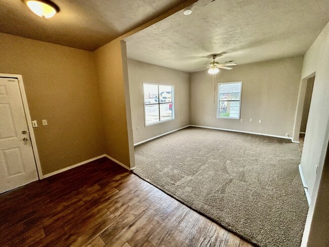 Photo - 716 E 9th St