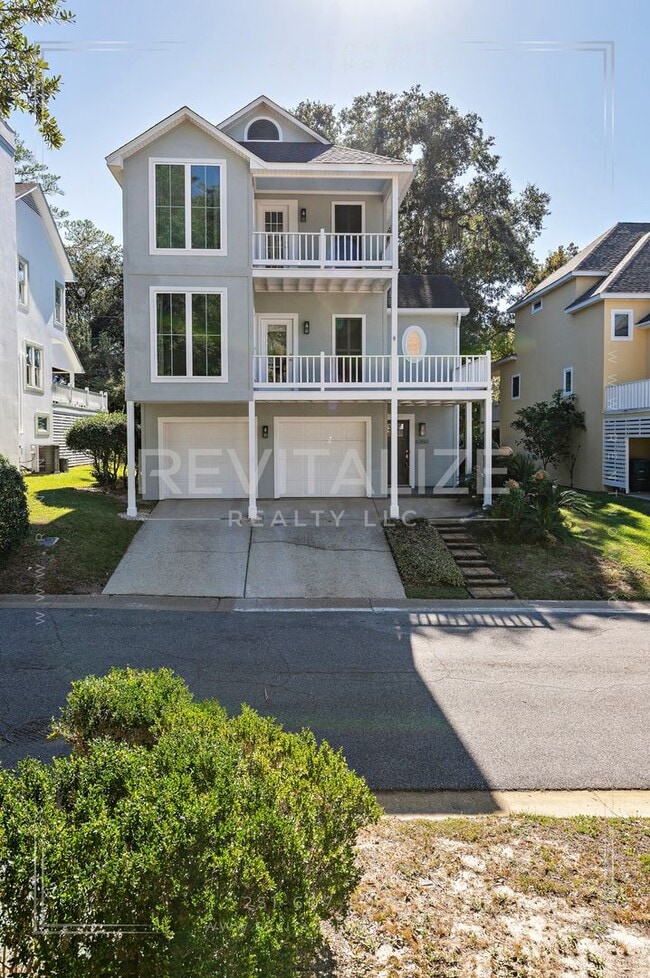 Building Photo - Charming 3-Level Home with Water Access in...