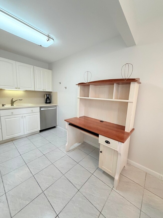 Photo - 1004 Newcastle A