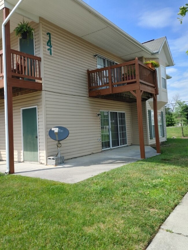 end unit side view - 141 Brookland Ter Unit 1
