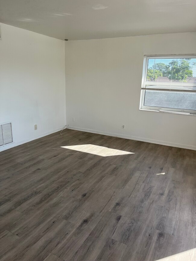 Photo - 275 SW 15th St Unidad #102