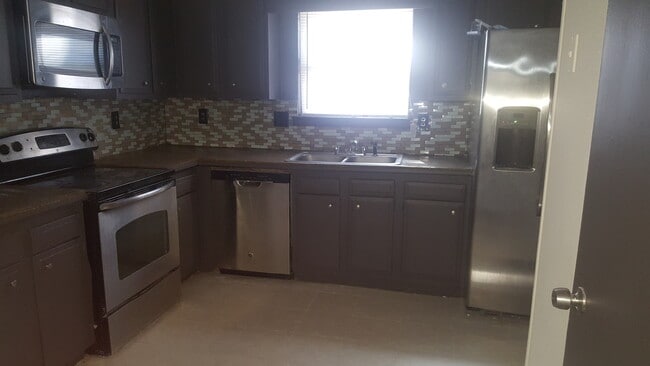 Photo - 663 Watson St