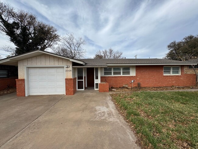 Central Lubbock-Beautiful home,2 living ro... - Central Lubbock-Beautiful home,2 living ro...