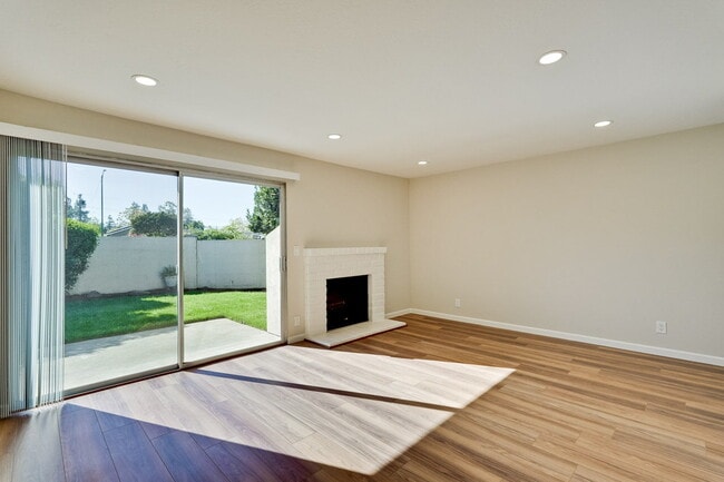 Photo - Newly Remodeled 3BR, 2BA, 1,117sf Duplex w...