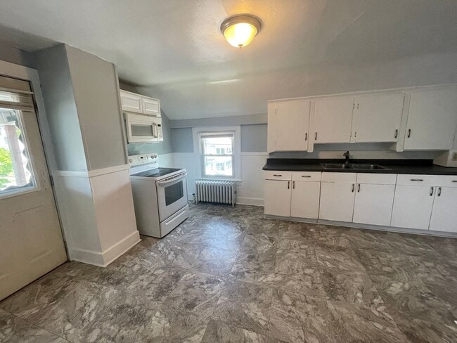 Building Photo - Comfortable, pet-friendly 2-Bedroom Second-Floor Apartment – Pittsfield, $1350 Unit 35 #2