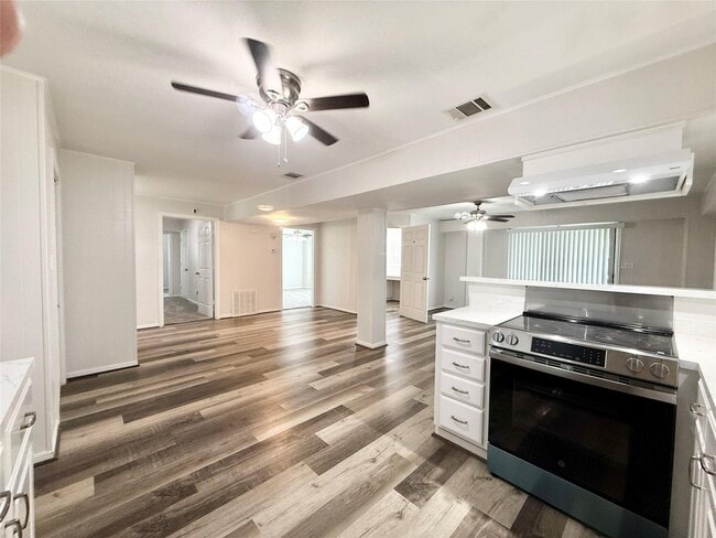 Photo - 307 Veselka Rd