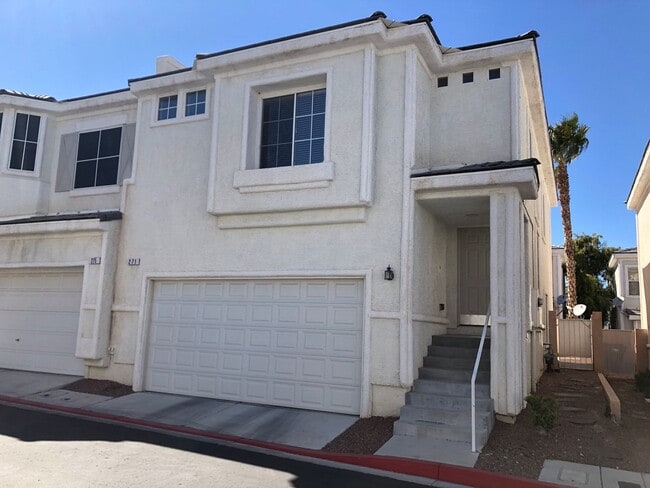 Building Photo - 3 BEDROOM & 2.5 BATH TOWNHOME LOCATED IN G...