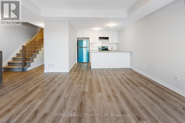 Photo - 320 Parnian Private