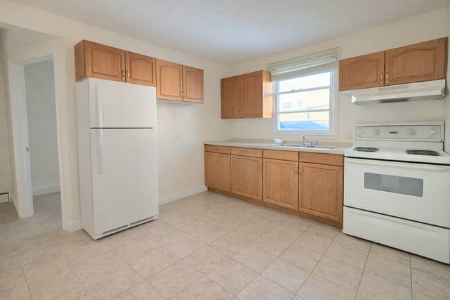 Building Photo - 2 Bedroom, 1 Bathroom Apartment for Rent - Available February 1st Unit A