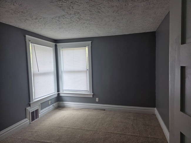Photo - 704 E La Salle St
