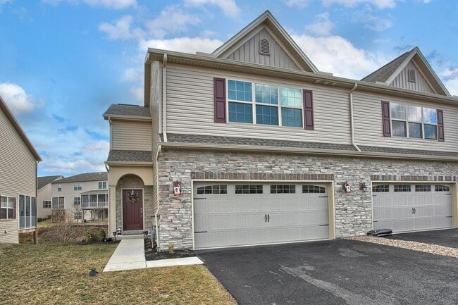 Building Photo - 3 bedroom townhome