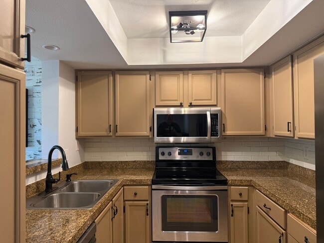Photo - Spacious 2-Bedroom Ground Floor Condo with Private Yard in Kirkland Unit L105