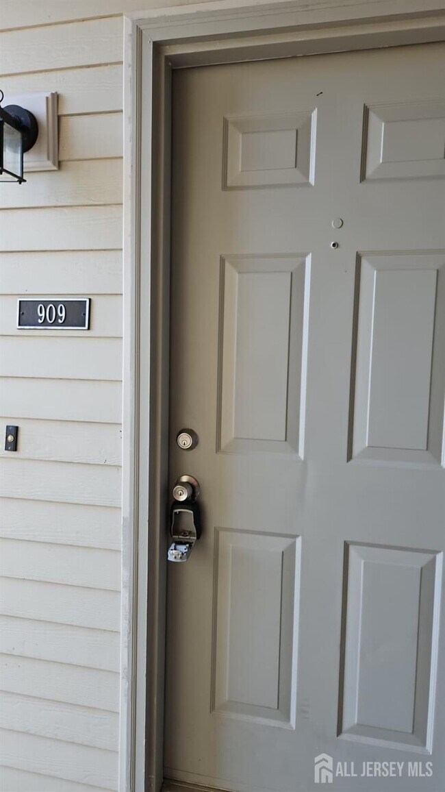 Photo - 909 Ravens Crest Dr