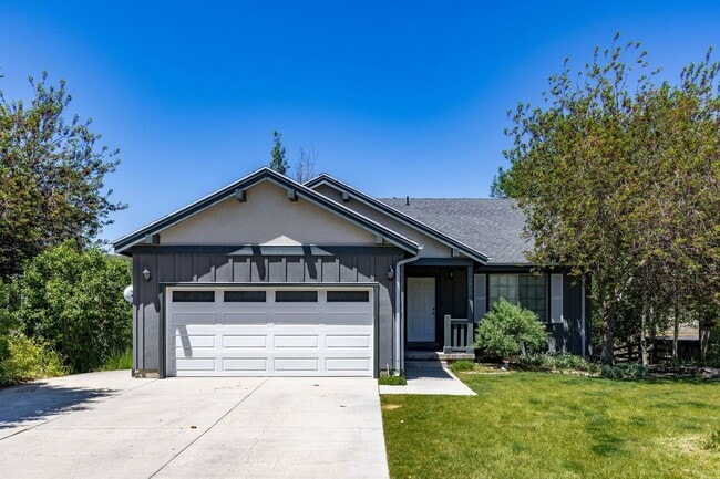 Building Photo - Tranquil Retreat in Trailside